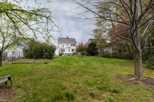 37 Hopkins Pl, Springfield, MA 01106-1942