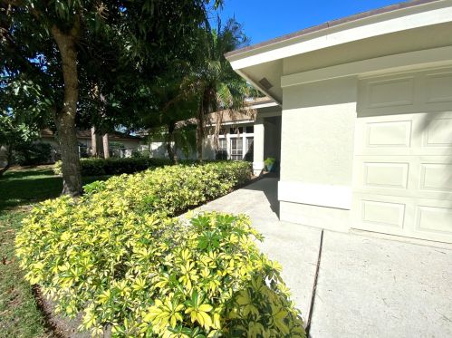 136 Park Rd, West Palm Beach, FL 33411-1563