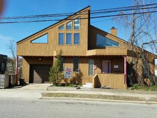 691 9th St, North Lindenhurst, NY 11757-5543