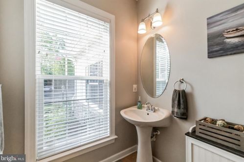 15575 Kelley Farm Ct, Woodbridge VA  22193-5784 exterior