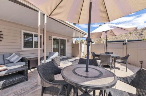 70 Santa Monica St, Palm Springs CA  92264-5257 exterior
