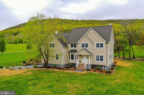 1366 Blue Mountain Dr, Bangor, PA 18013-5662