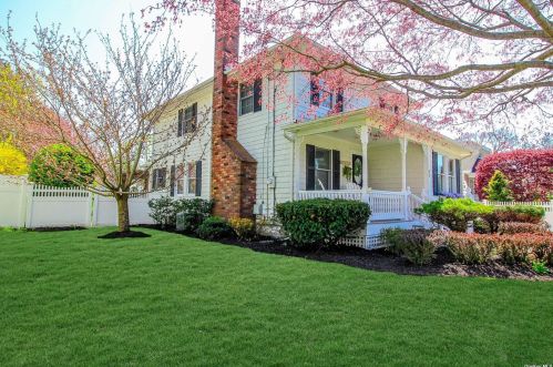 52 3rd St, West Sayville, NY 11796-1110