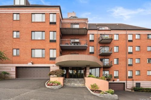 24 Ray Pl, Scarsdale, NY 10583-5462