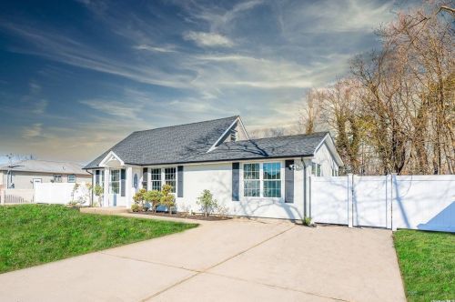 38 4th St, North Lindenhurst, NY 11757-1325