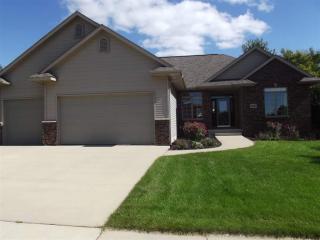 806 Raymond Dr, Twin View Heights, IA 52333-4701