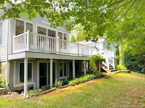 10 Old Cemetery Ln, Norwich, CT 06360-2304