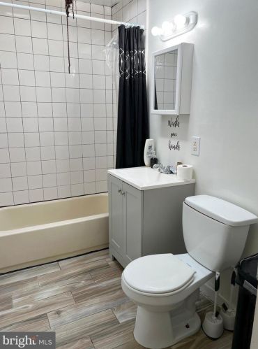 6810 Guyer Ave, Philadelphia PA 19142-2518 exterior