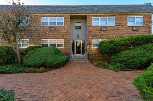 637 Cove Rd, Stamford, CT 06902-5443