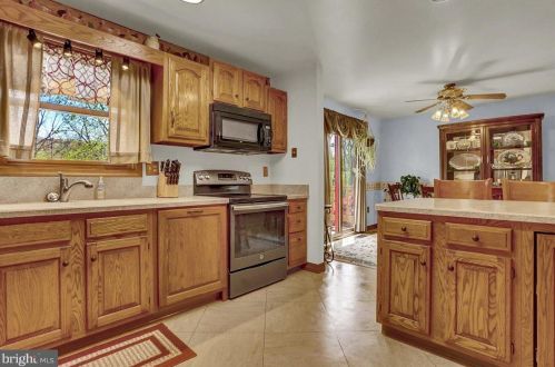 5805 Hillsborough Ct, Harrisburg PA  17111-4736 exterior