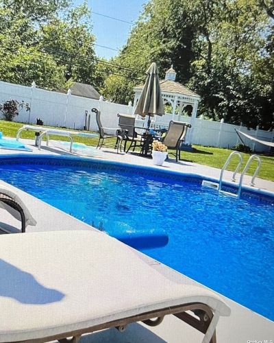 28 Hammond Rd, Elwood NY  11731-4810 exterior