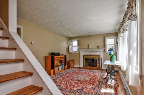 32 Bailey St, Worcester, MA 01602-2208