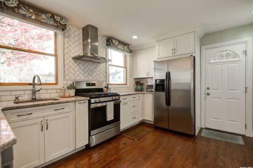 194 Harvard St, Westbury, NY 11590-2906