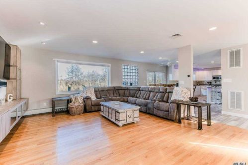 105 Inlet Dr, North Lindenhurst NY  11757-6809 exterior