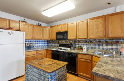 437 Elm Ct, Twin Lakes, WI 53181-9207