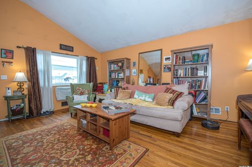 41 Neptune Ave, North Lindenhurst, NY 11757-6822