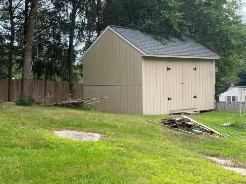 4 Riverview Rd, Uncasville CT  06382-1914 exterior