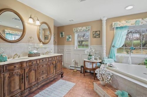 4 Fountayne Ct, Washingtonville NY  10992-1001 exterior