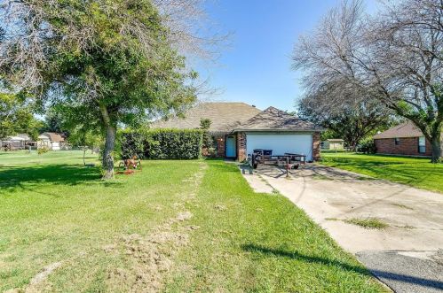 1105 Crockett Dr, Burleson, TX 76028-6920