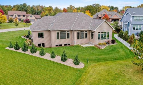 2820 Creekwood Cir, Green Bay, WI 54311-4617