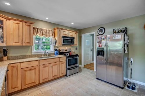 60 Dayton Rd, Waterford, CT 06385-4224
