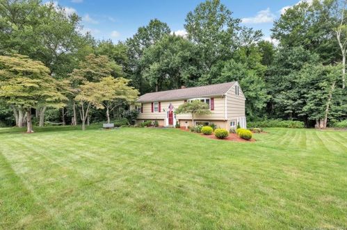 22 Buttonwood Dr, Bridgeport, CT 06611-3432