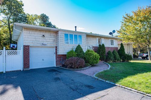 15 Chuck Blvd, Babylon, NY 11703-1004