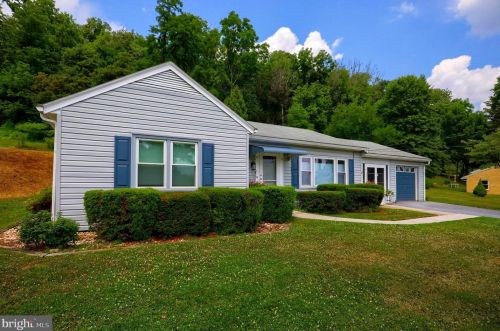 2515 Chestnut Ridge Dr, Lancaster PA  17601-1936 exterior