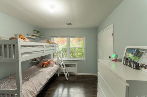 4 Hillside Ter, Airmont NY  10901-2105 exterior