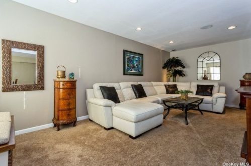 42 Alhambra Dr, Rockville Centre, NY 11572-5425