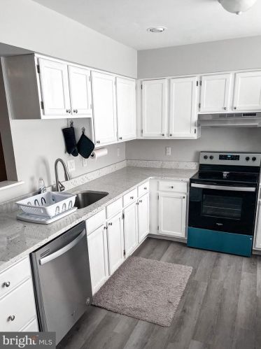 77 Grant Ln, Berlin Boro, NJ 08009-9471