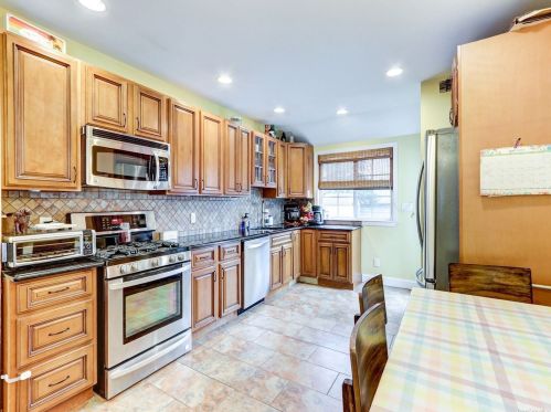 6 Dewey St, East Rockaway, NY 11518-2600
