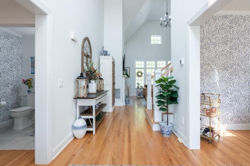 19 Somerset Dr, Waterbury CT  06762-3341 exterior