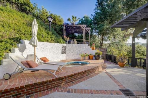 22540 Jameson Dr, Calabasas CA 91302-5857 exterior