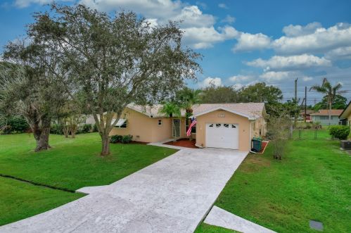 550 Anchor Ln, Fort Pierce FL  34983-2202 exterior