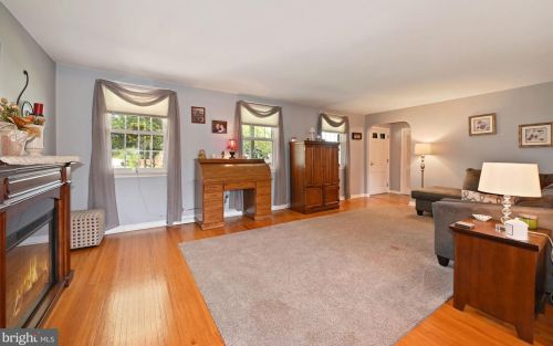 210 Wayne Dr, Riverton NJ  08077-3843 exterior