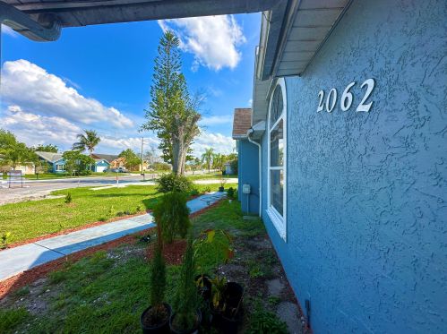 2062 Floresta Dr, Fort Pierce FL  34984-4706 exterior
