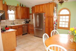 32 Wedgewood Ln, Brookhaven, NY 11719-9711