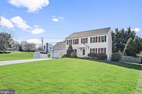 5 Greenview Dr, Shrewsbury, PA 17361-1240