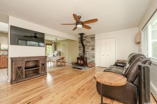 415 Grace Ct, Holbrook, NY 11741-2913