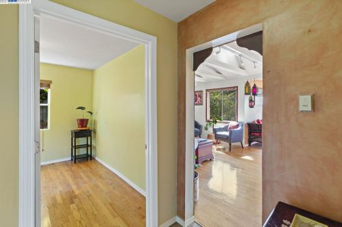 7950 Hillmont Dr, Oakland CA  94605-3521 exterior