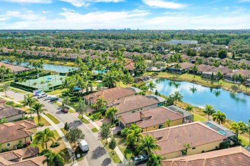 9366 Isla Bella Cir, Bonita Springs FL 34135-7274 exterior