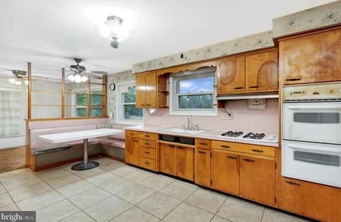 1424 Yoder Ave, Gilbertsville, PA 19525-9545