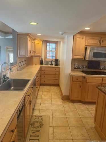 31 Oak Ridge Ln, Hartford CT  06107-3506 exterior