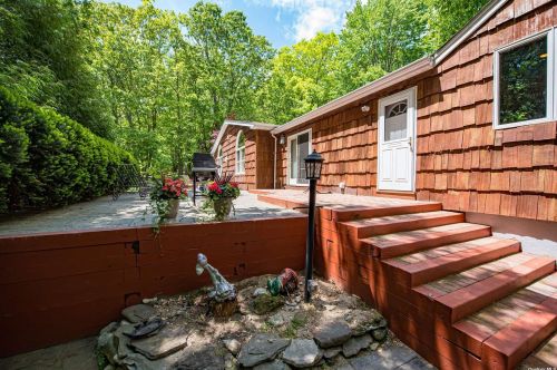 568 Bread And Cheese Hollow Rd, Northport, NY 11768-2326