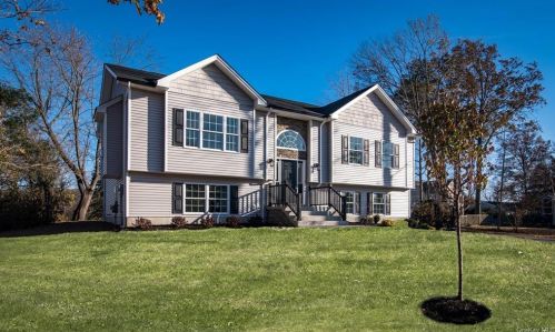 37 Grant Ave, Congers, NY 10920-1909