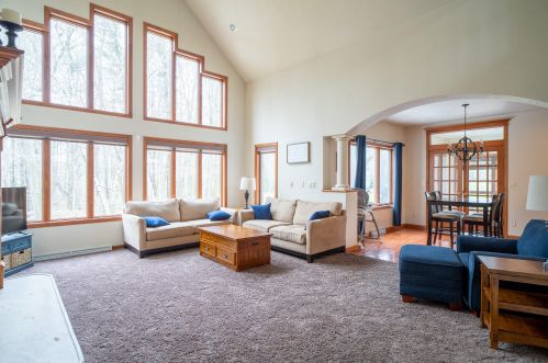 1300 Westbury Ct, Manitowoc WI  54220-8756 exterior