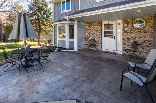 740 Ashley Dr, Chaska MN  55318-1536 exterior