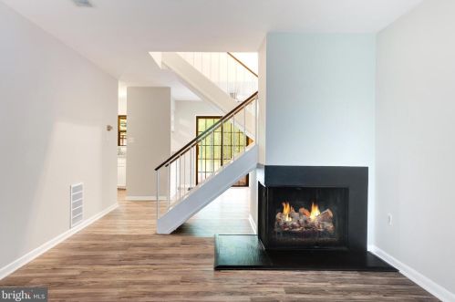 2053 Headlands Cir, Herndon VA  20191-3642 exterior