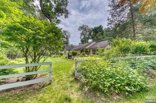 363 Crescent Dr, Franklin Lakes, NJ 07417-1624